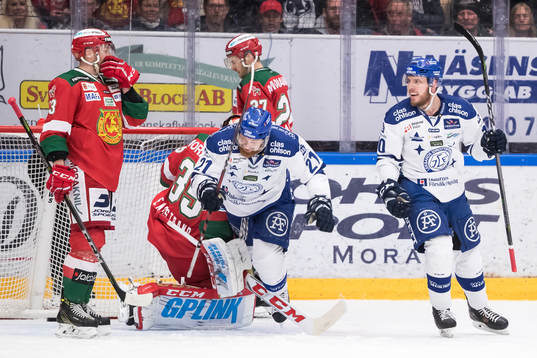 Leksands Mattias Ritola och Matt Carey jublar framför