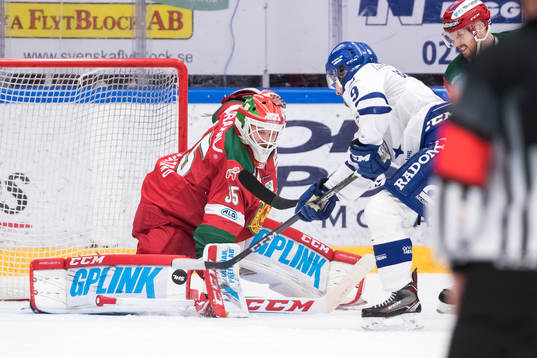 Leksands Emil Bemström framför Moras målvakt Christian