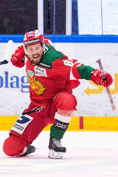 Moras Mathias Bromé jublar med lagkamrater