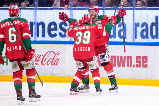 Moras John Persson jublar med lagkamrater