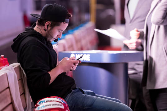 Kameramanen Jesper Eliasson i ishockeymatchen i