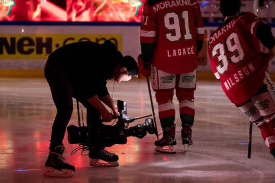 Kameramanen Jesper Eliasson i ishockeymatchen i