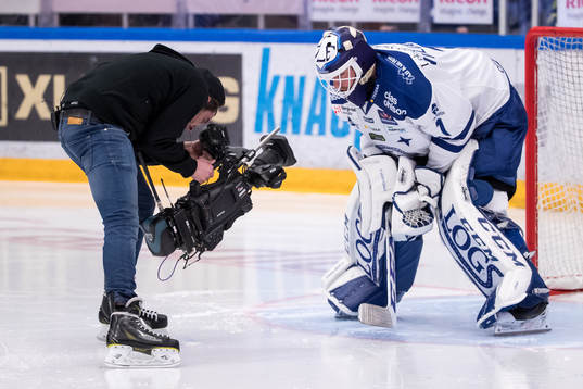 Kameramanen Jesper Eliasson i ishockeymatchen i