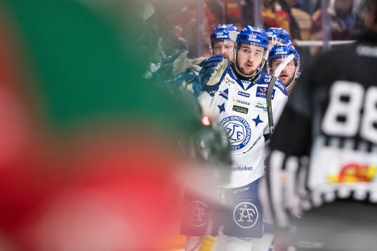 Leksands Emil Bemström jublar i ishockeymatchen i