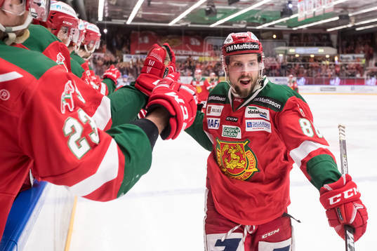 Moras Mathias Bromé jublar  i ishockeymatchen i