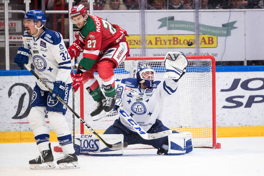 Moras Matt Bailey och Leksands Patrick McNally framför