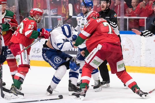 Leksands Matt Carey och Moras Keaton Ellerby fight