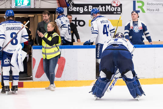 Leksands spelarna deppar och lämnar isen
