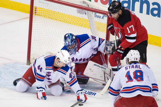 Rangers Neal Pionk och målvakt Henrik Lundqvist utmanas av