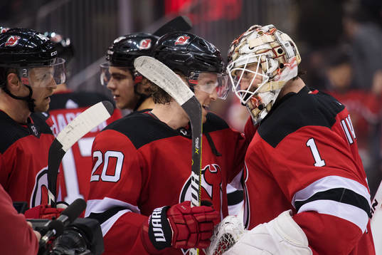 Devils Blake Coleman och målvakt Keith Kinkaid jublar