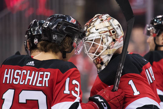 Devils Nico Hischier och målvakt Keith Kinkaid jublar