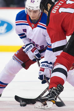 Rangers Lias Andersson tekar mot Devils Brian Boyle