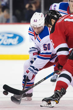 Rangers Lias Andersson tekar mot Devils Brian Boyle