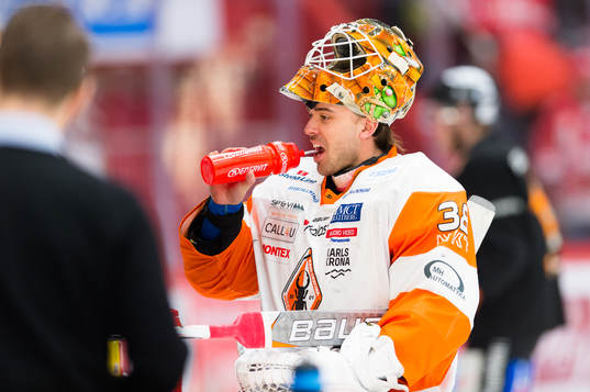 Karlskronas målvakt Johannes Jönsson dricker