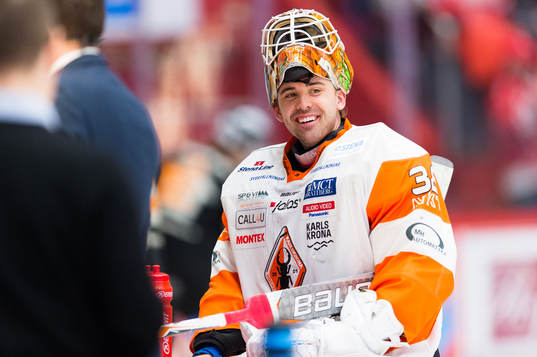 Karlskronas målvakt Johannes Jönsson ser glad ut