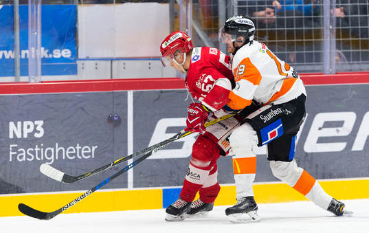 Timrås Anton Wedin jagas av Karlskronas Kristoffer Söder