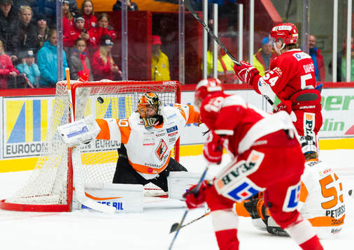 Timrås Johan Persson skjuter in 1-1 målet bakom