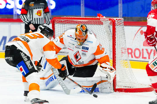 Karlskronas målvakt Johan Holmqvist räddar