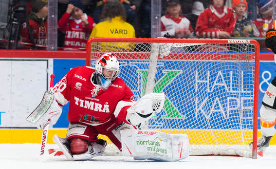 Timrås målvakt Henrik Haukeland räddar skott med