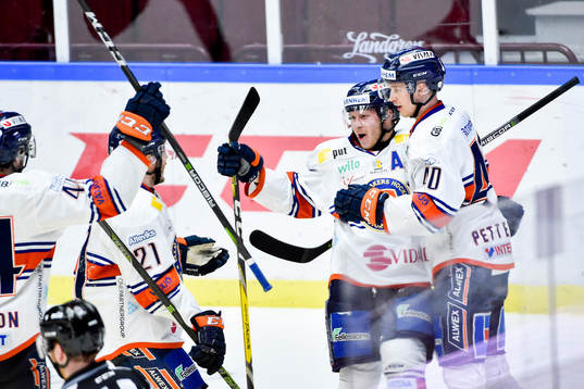 Växjös Tuomas Kiiskinen och Elias Pettersson  jublar
