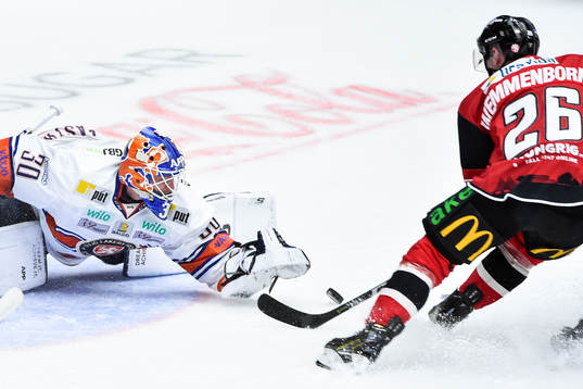 Malmö Redhawks Axel Wemmenborn mot Växjös målvakt
