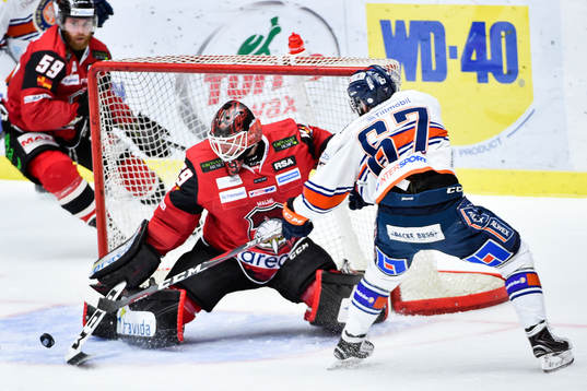 Växjös Linus Fröberg mot Malmö Redhawks målvakt Oscar