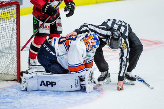 Linjedomare Ludvig Lundgren kollar till Växjös målvakt