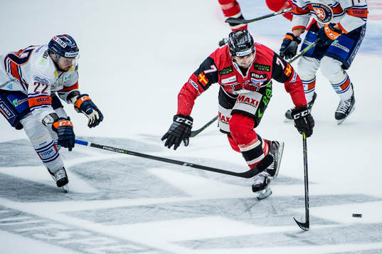 Malmö Redhawks Nils Andersson mot Växjös Janne Pesonen