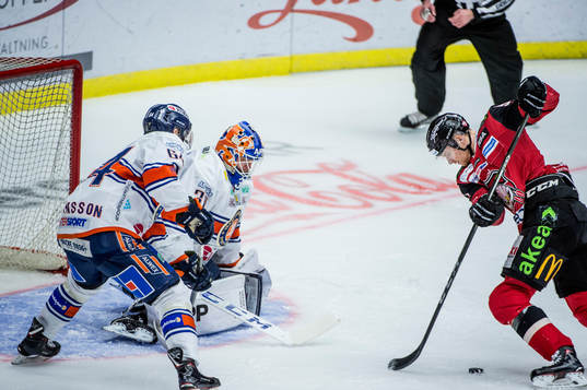 Malmö Redhawks Max Görtz mot Växjös Eric Martinsson och