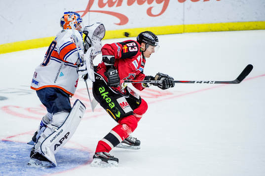 Växjös målvakt Viktor Fasth plockar pucken bakom Malmö
