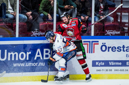 Växjös Arvid Lundberg mot Malmö Redhawks Stefan Warg