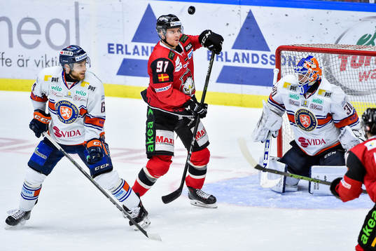 Malmö Redhawks Max Görtz oroar mot Linus Högberg och