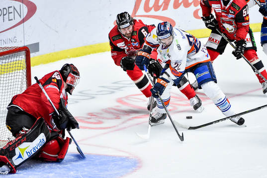 Växjös Janne Pesonen mot Malmö Redhawks målvakt Oscar