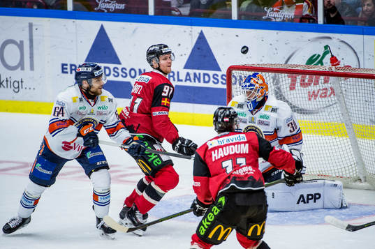 Malmö Redhawks Max Görtz och Lukas Haudum mot Växjös