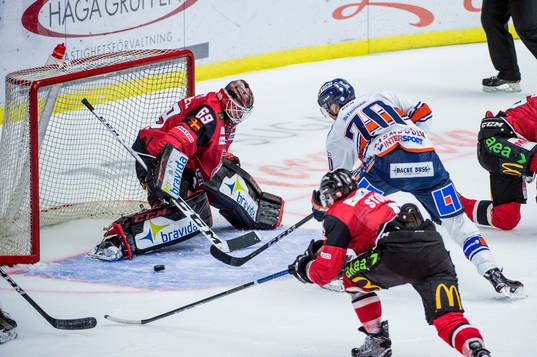 Växjös Dennis Rasmussen mot Malmö Redhawks målvakt