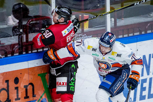 Växjös Pontus Netterberg trycker till Malmö Redhawks