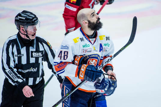 Linjedomare Ludvig Lundgren och Växjös Daniel Rahimi