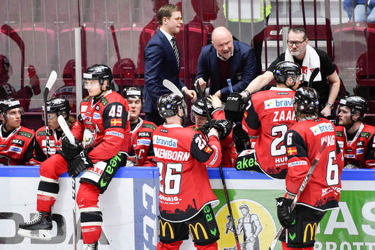 Malmö Redhawks tränare Peter Andersson pratar med spelarna