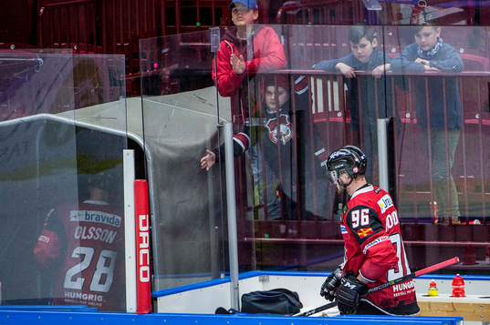 Malmö Redhawks Jens Olsson och Kim Rosdahl lämnar arenan