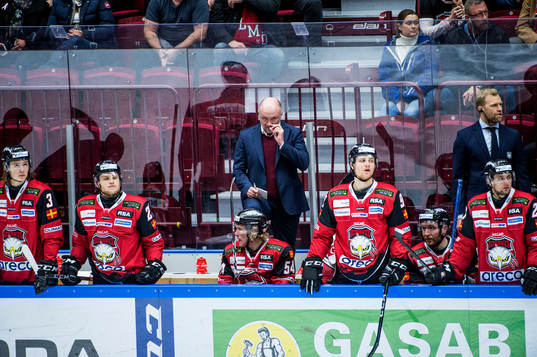 Malmö Redhawks tränare Peter Andersson deppar med spelarna
