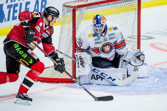 Malmö Redhawks Fredrik Händemark mot Växjös målvakt