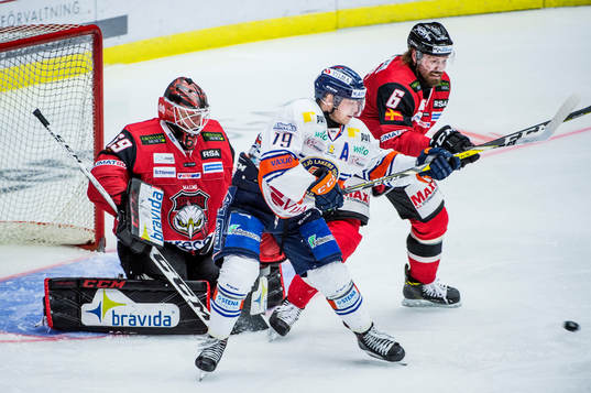 Växjös Tuomas Kiiskinen mot Malmö Redhawks målvakt