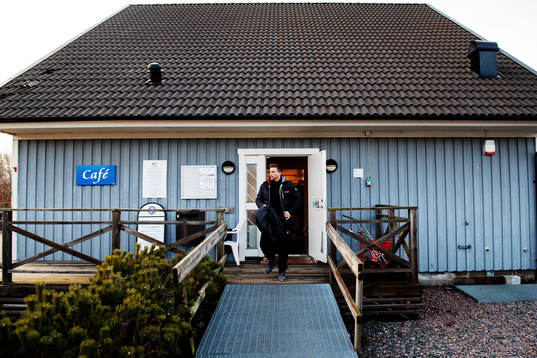 Tränare Anders Svensson går ut ur klubbhuset