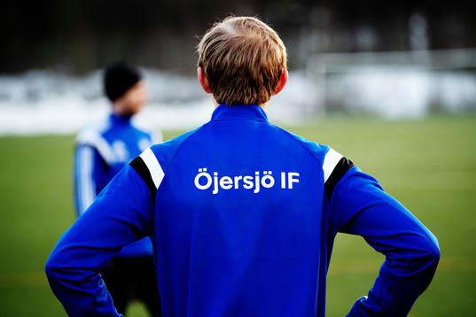 En spelare med texten Öjersjö IF på tröjan
