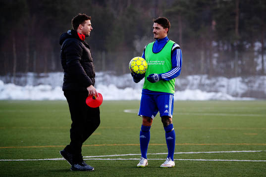 Tränare Anders Svensson diskuterar med Mikael Kubic