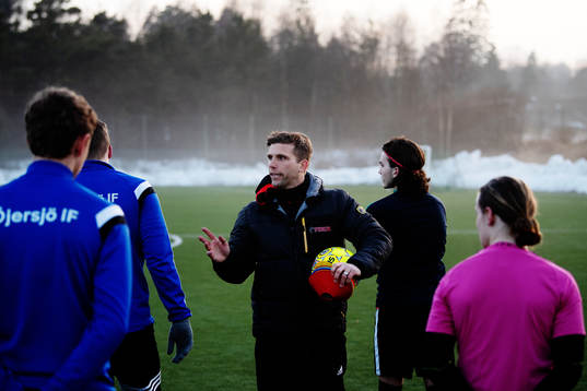 Tränare Anders Svensson instruerar spelare
