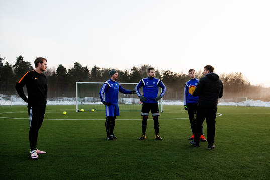 Tränare Anders Svensson instruerar spelare