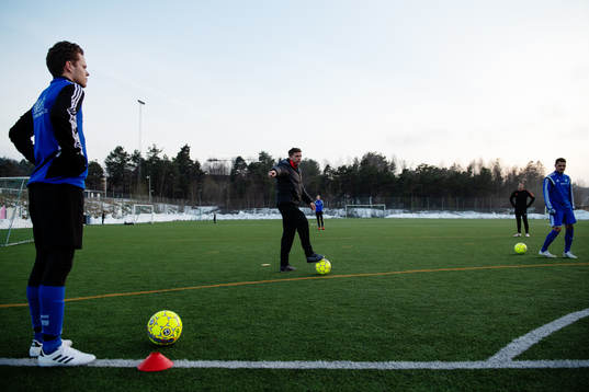 Tränare Anders Svensson instruerar spelare