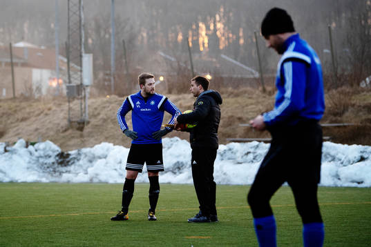 Victor Lindberg diskuterar med tränare Anders Svensson