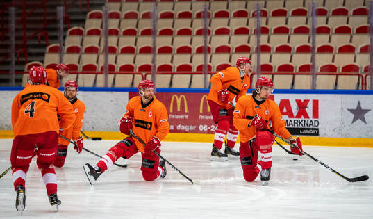 Trojaspelarna värmer upp